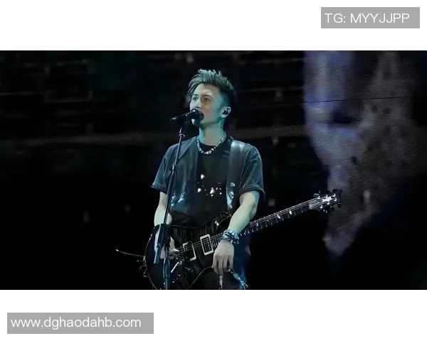 谢霆锋与足球明星的精彩合照分享,见证星光璀璨的瞬间与友谊的力量 谢霆锋与足球明星的精彩合照分享,见证星光璀璨的瞬间与友谊的力量